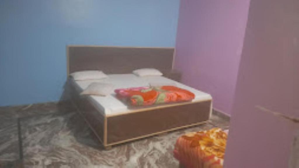 Un dormitorio con una cama con un juguete. en Prince Tourist Lodge,Fatehpur Sikri, en Fatehpur Sīkri