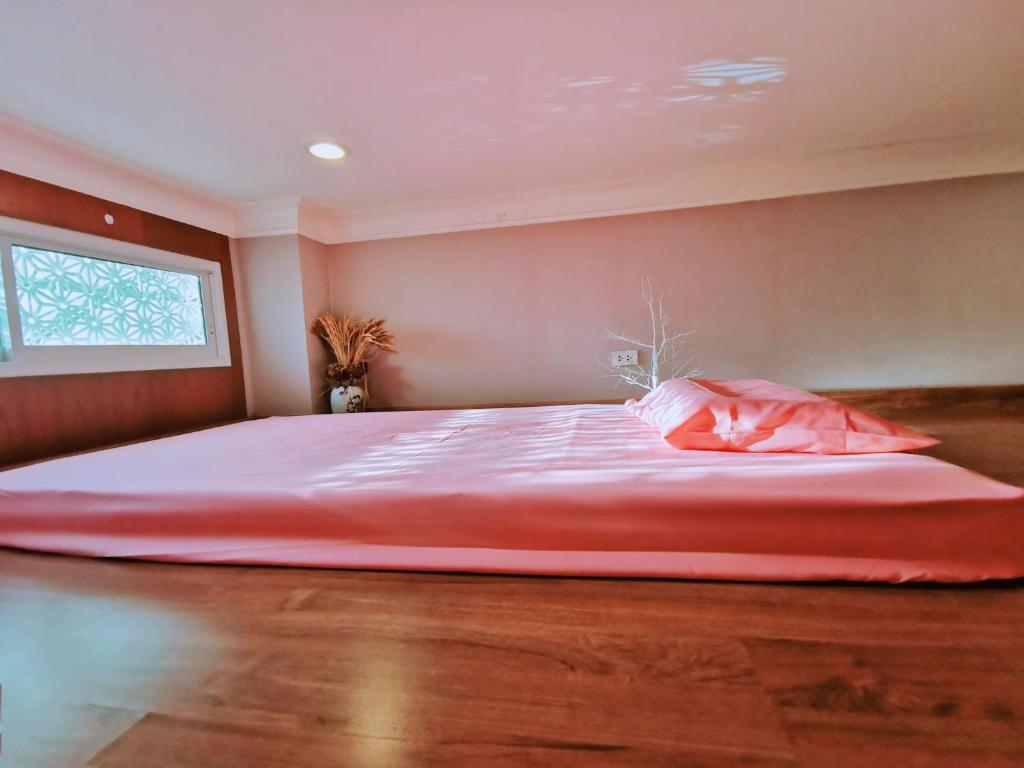 Кровать или кровати в номере Spring loft condo
