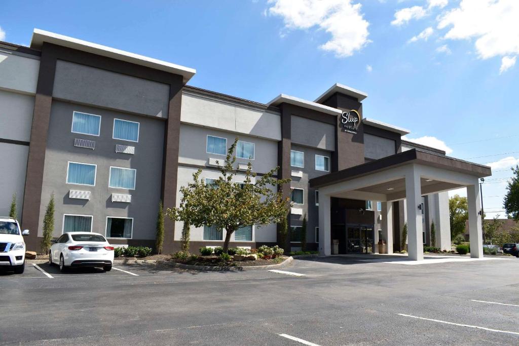 諾克斯維爾的住宿－Sleep Inn & Suites West Knoxville，停车场内有停车位的建筑物