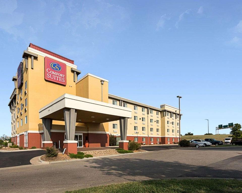 un hotel con un cartel en la parte delantera en Comfort Suites Airport en Wichita