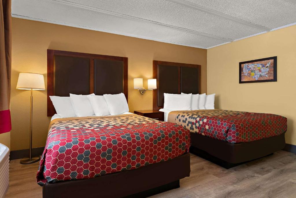 Postel nebo postele na pokoji v ubytování Kings House Motor Hotel