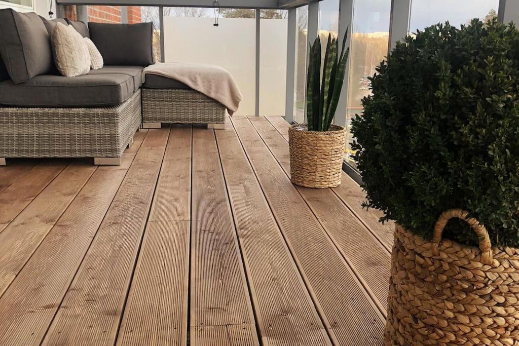 sala de estar con sofá y maceta en Verso la casa mia, en Helsinki