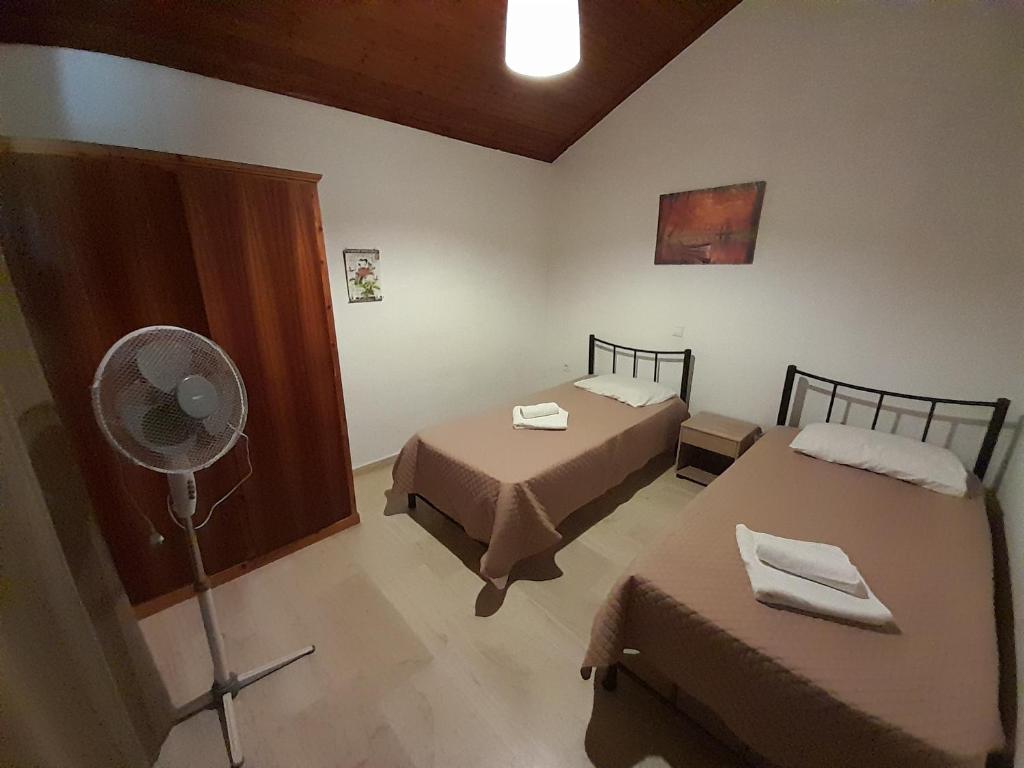 Postel nebo postele na pokoji v ubytování Sidari Studios