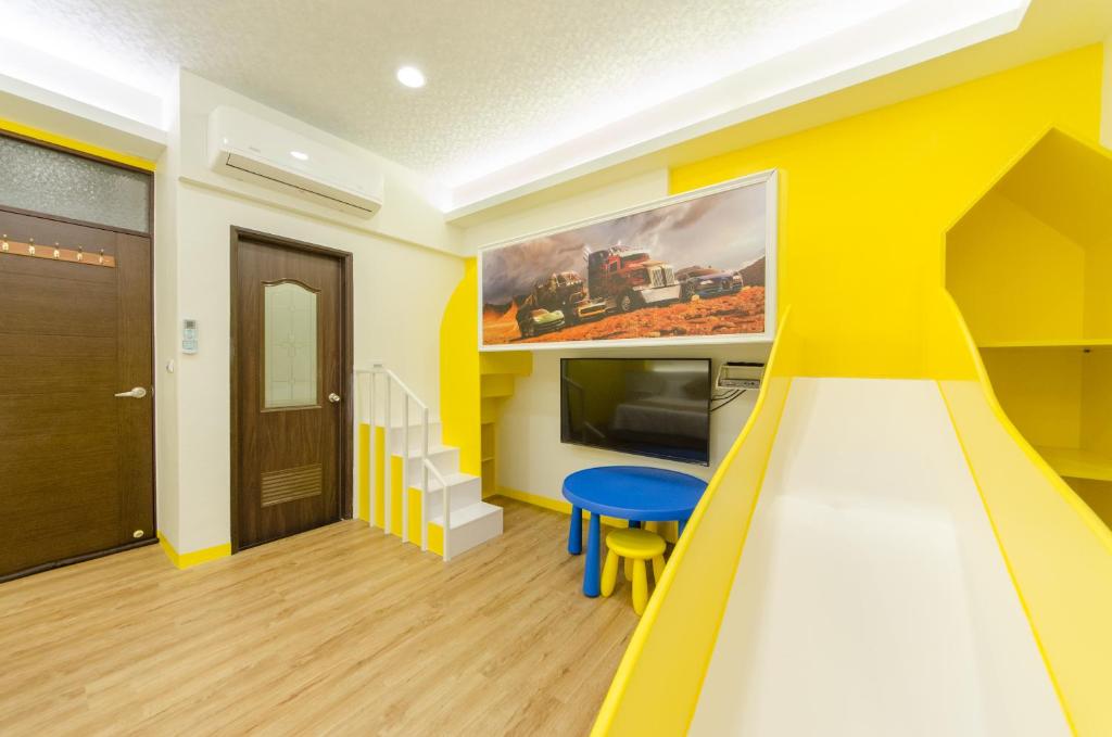 a play room with a slide and a tv at Dan Dan Bed and breakfast in Dongshan