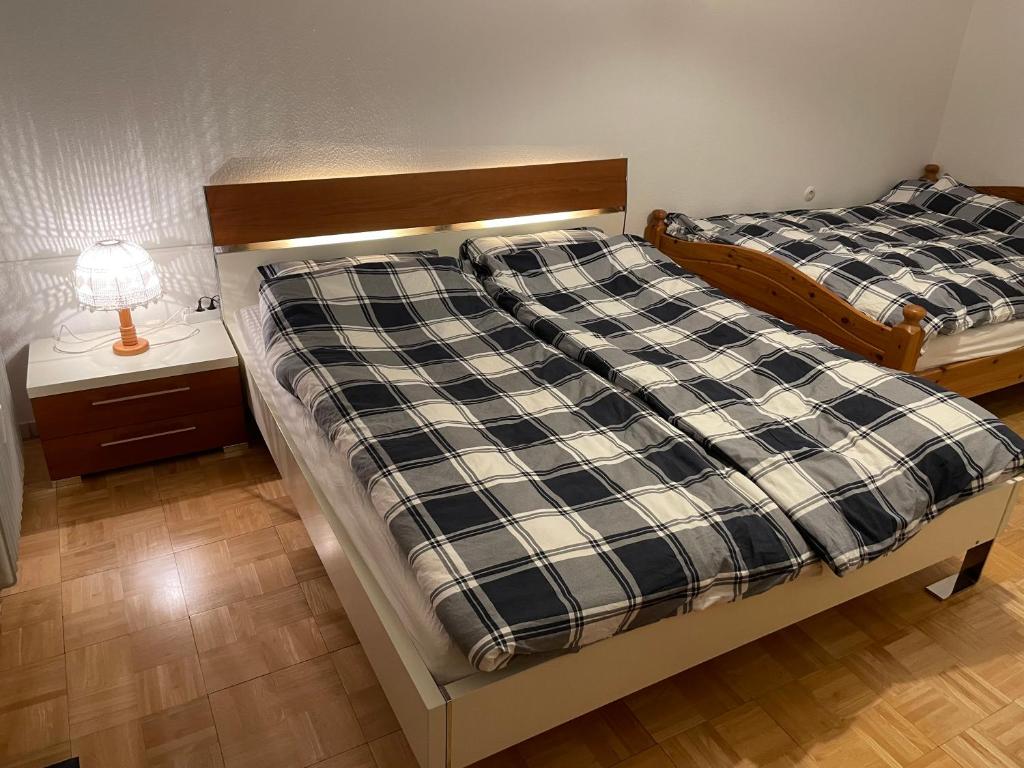 2 Betten nebeneinander in einem Zimmer in der Unterkunft Ferienwohnung Kniebis am Wald in Freudenstadt