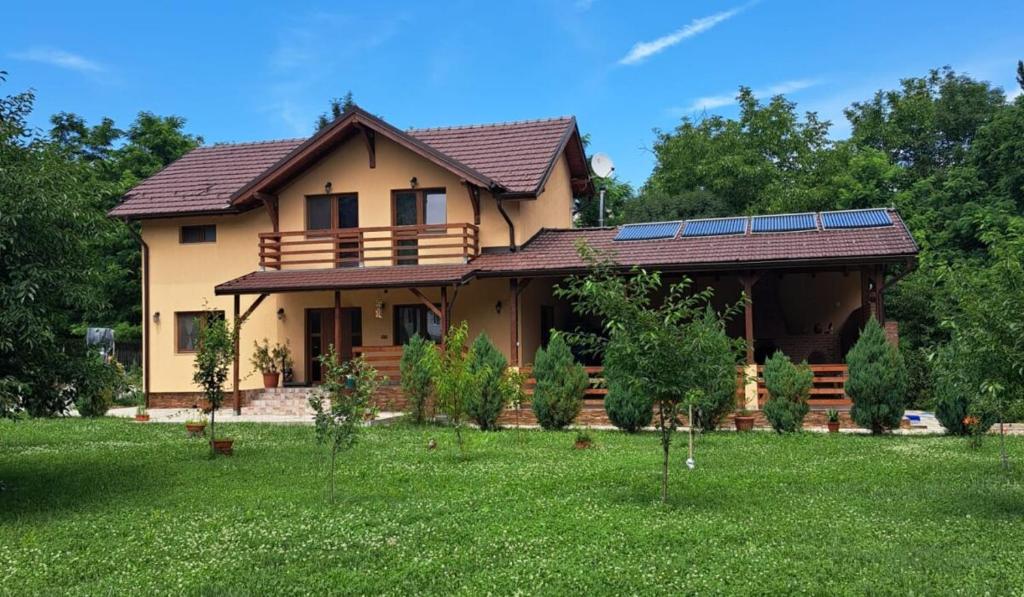 una casa con paneles solares en el techo en Pensiunea Inima Daciei, en Costeşti