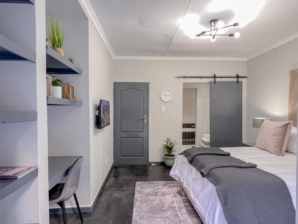 Letto o letti in una camera di Amoris Guesthouse - Sandton