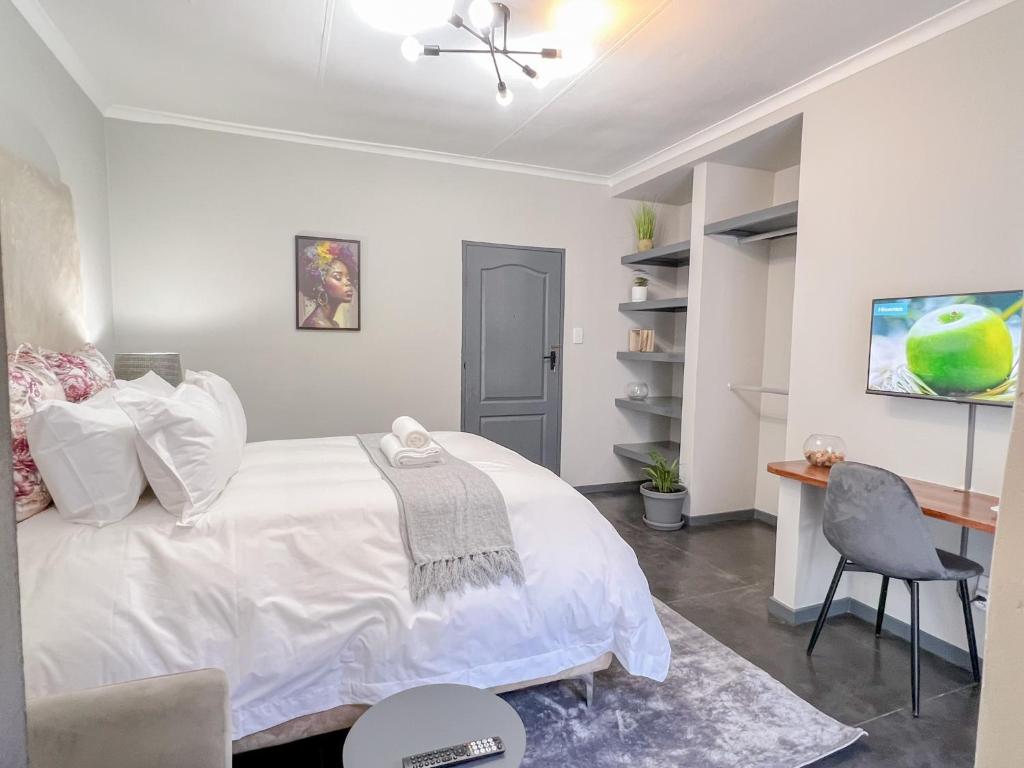 Letto o letti in una camera di Amoris Guesthouse - Sandton