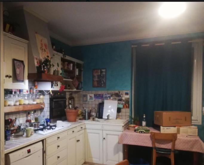 une cuisine avec des placards blancs et un mur bleu dans l'établissement LA VIE DOUCE, à Boussay