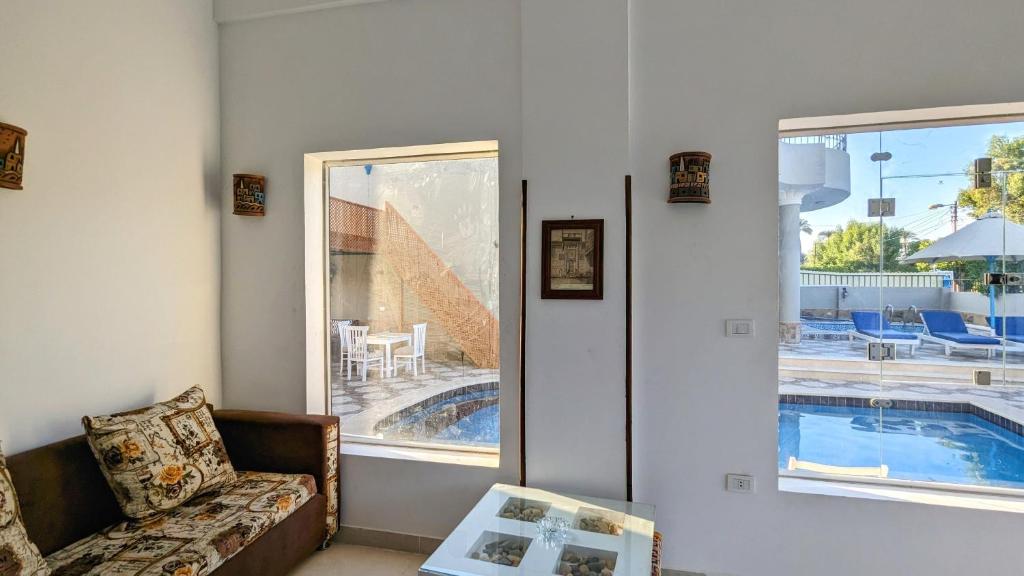 Bazén v ubytování Yasmine Guest House nebo v jeho okolí