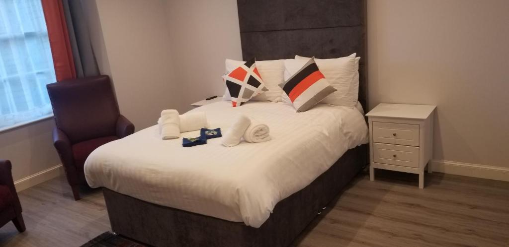 Postel nebo postele na pokoji v ubytování Mayfield Suites