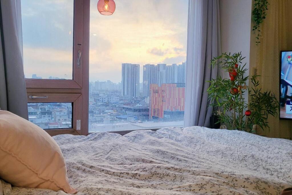 1 dormitorio con vistas a la ciudad desde una ventana en Konkuk University Station 10 seconds with romantic oceanview, en Seúl