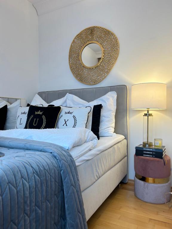 Postel nebo postele na pokoji v ubytování UNIQUE BEIGE & GOLD Apartments