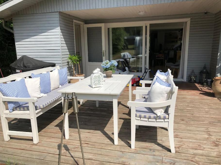 un tavolo bianco e sedie seduti su un patio di Hyggeligt idyllisk hus a Rønde