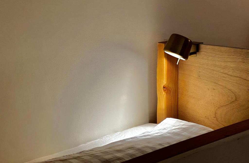 A bed or beds in a room at 仨食居室