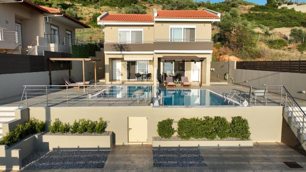uma casa com piscina em cima em Lila's villa maisonette with private pool em Nerotriviá