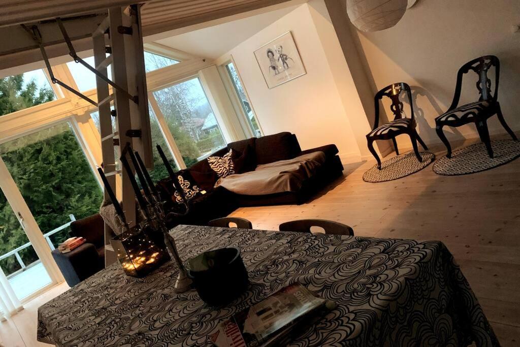 - un salon avec une table et un canapé dans l'établissement Holiday home, by lake Simsjön and mountain Billingen, à Herrekvarn
