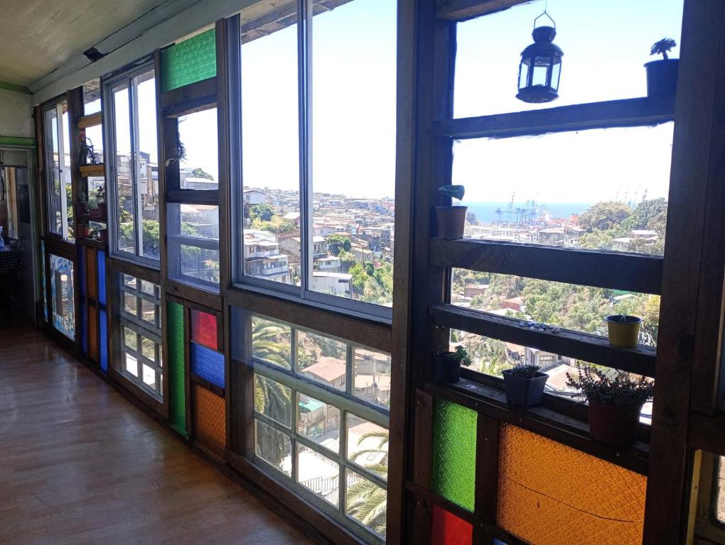 バルパライソにあるCasa Vista Hermosaのカラフルなガラス窓付きの部屋