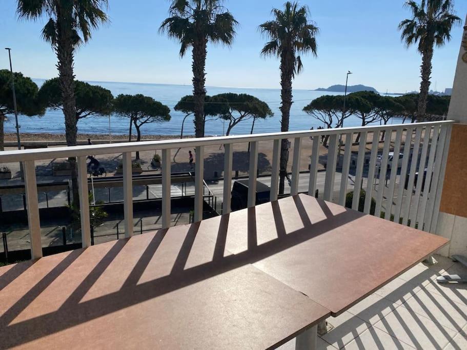 - un banc en bois sur un balcon donnant sur la plage dans l'établissement T3 sur la plage vue féerique mer,wifi, parking inclus , clim, à La Ciotat