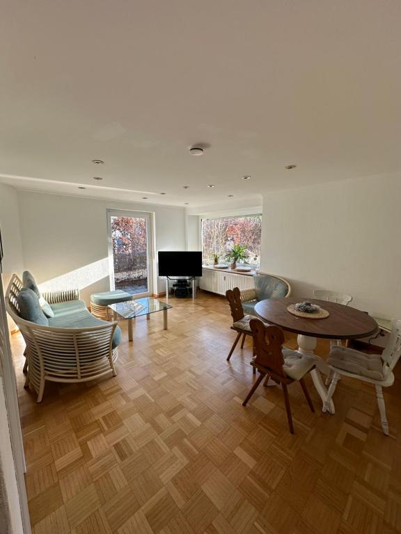 a living room with a table and chairs at Ammersee Bungalow Verstecktes Juwel in Seenähe in Utting am Ammersee