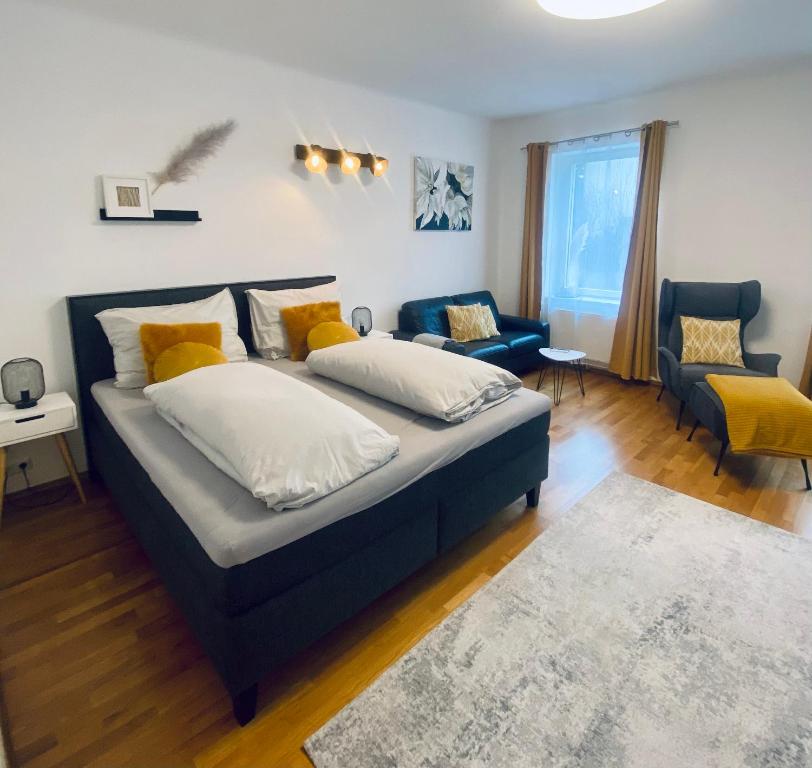 1 dormitorio con 1 cama y sala de estar en Kremslodge, en Krems an der Donau