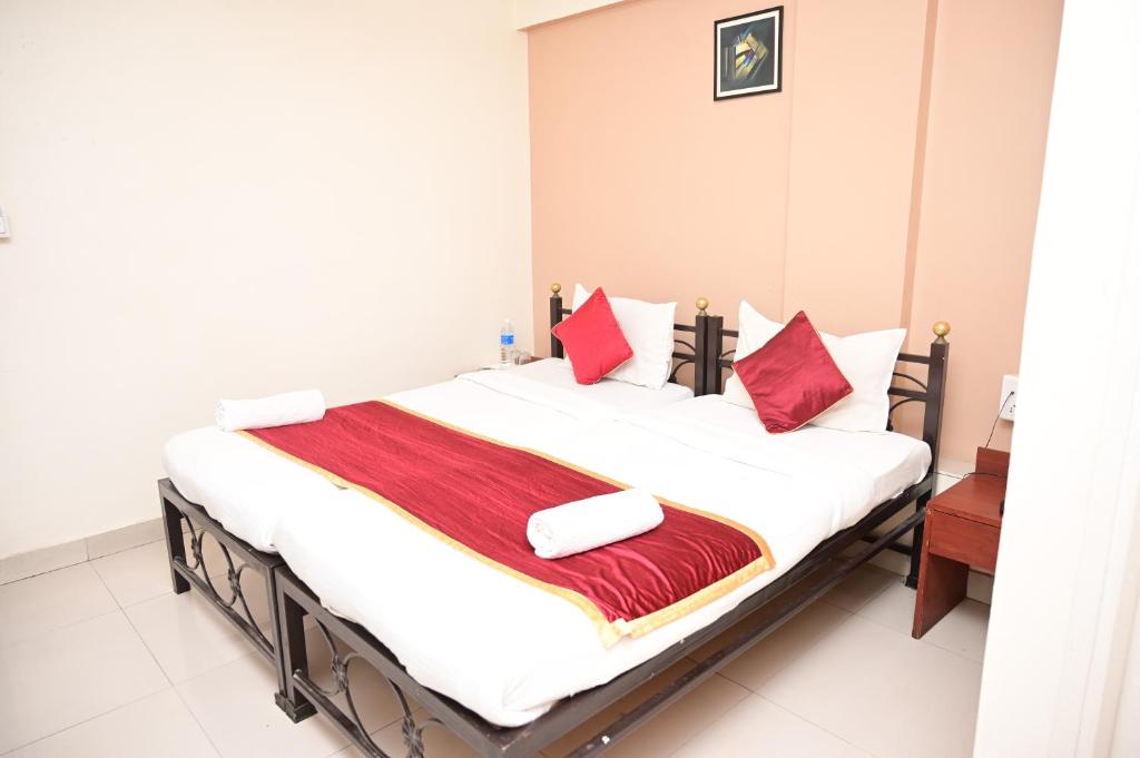 Postel nebo postele na pokoji v ubytování HMR Hotels - Hotel HMR Royal Inn