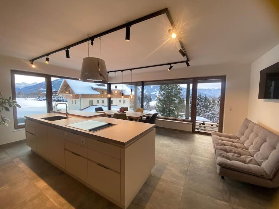 een woonkamer met een keuken met een bank en een tafel bij Appartement Tannenhof I in Ramsau am Dachstein