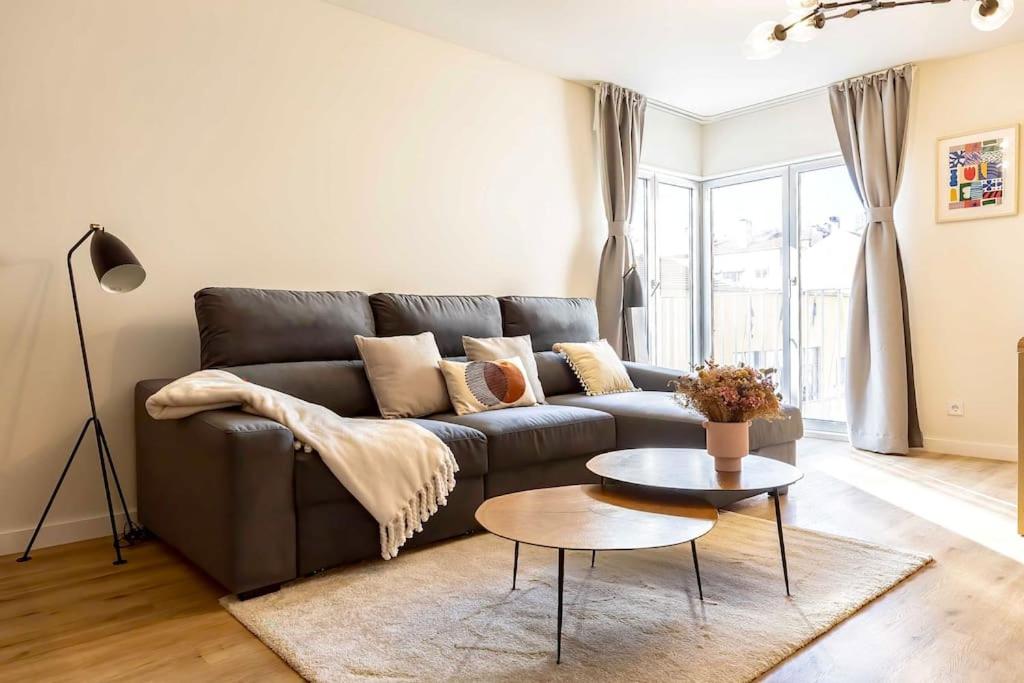 uma sala de estar com um sofá e uma mesa em New! Superb & Bright Apartment in Lisbon em Lisboa