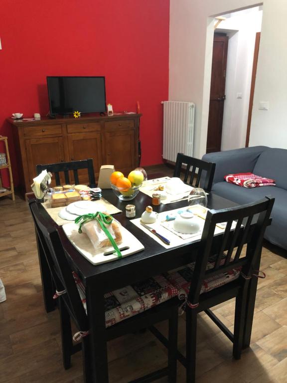 tavolo nero da pranzo con frutta di De L’Abbazia a Sulmona