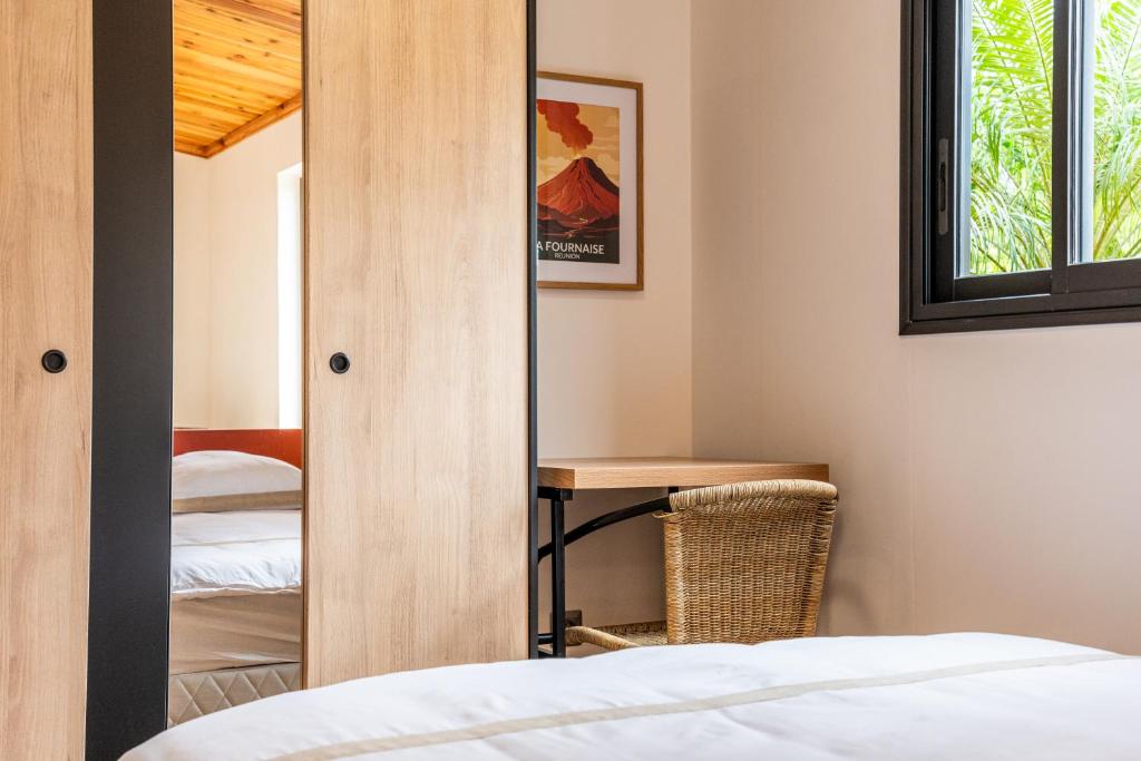 Postel nebo postele na pokoji v ubytování Bungalow L'escale de Takamaka