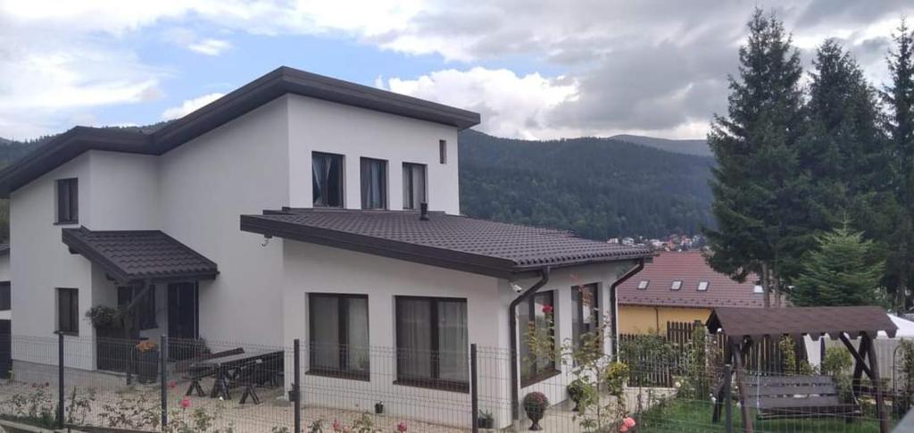 Nespecifikovaný výhled na hory nebo výhled na hory při pohledu z penzionu