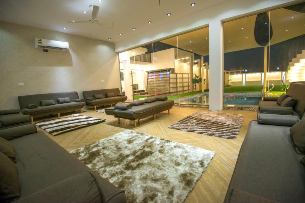 una gran sala de estar con sofás y una alfombra en Munaya Chalet 2 منايا شاليه 2, en Ḩayl Āl ‘Umayr
