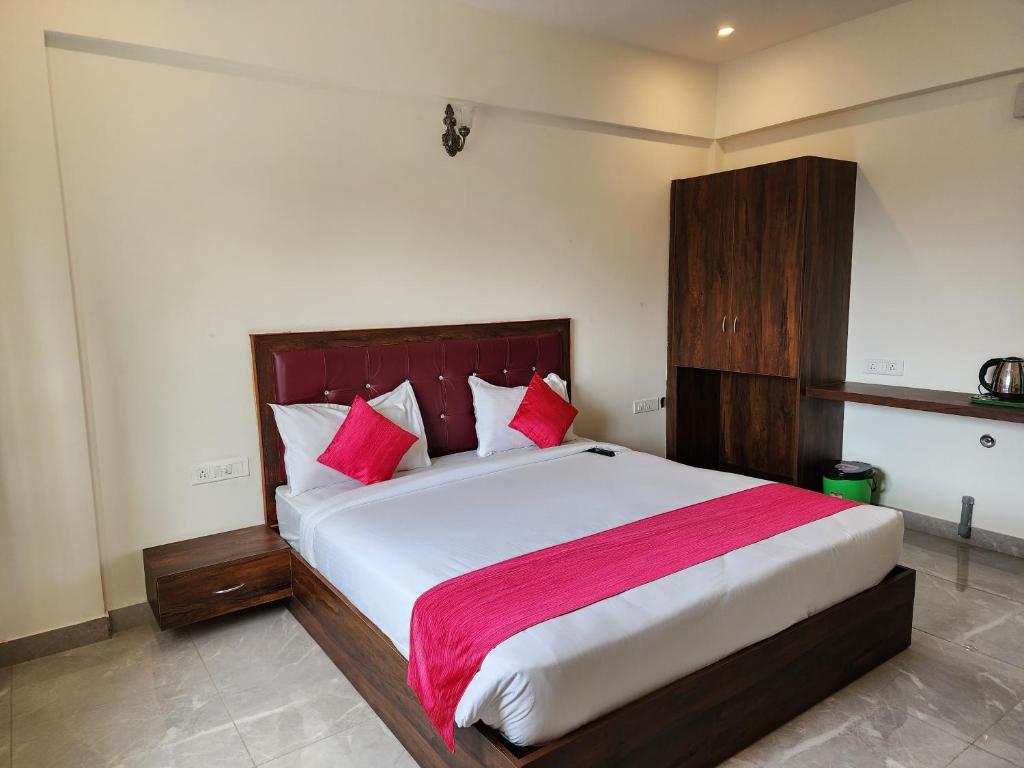 Een bed of bedden in een kamer bij Hotel ksp kings inn
