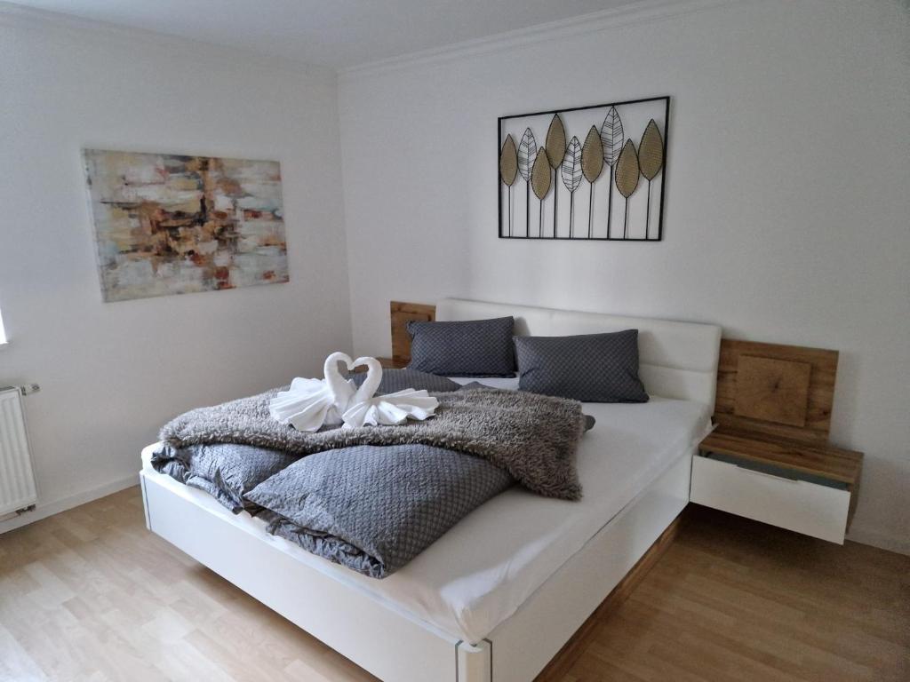 Een bed of bedden in een kamer bij Aparts Lakeview -Gerlitzen -Ossiacher See -Ski