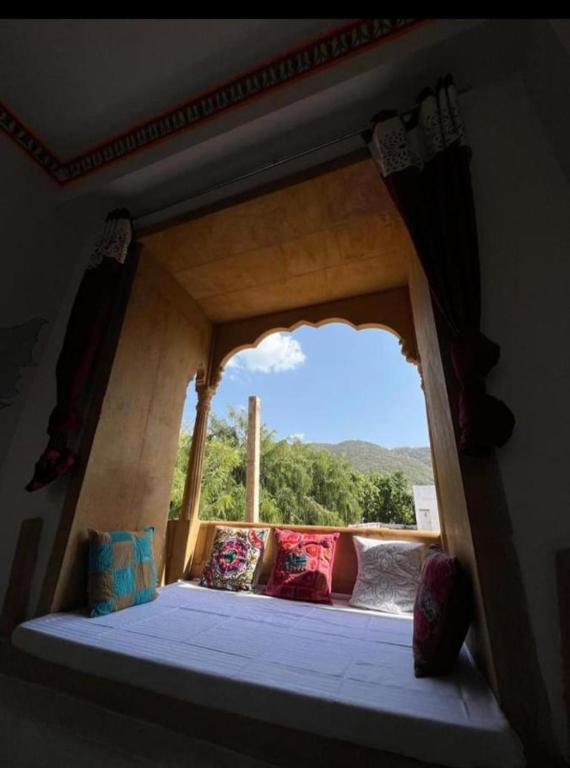 Postel nebo postele na pokoji v ubytování Hotel Pushkar Golden Haveli