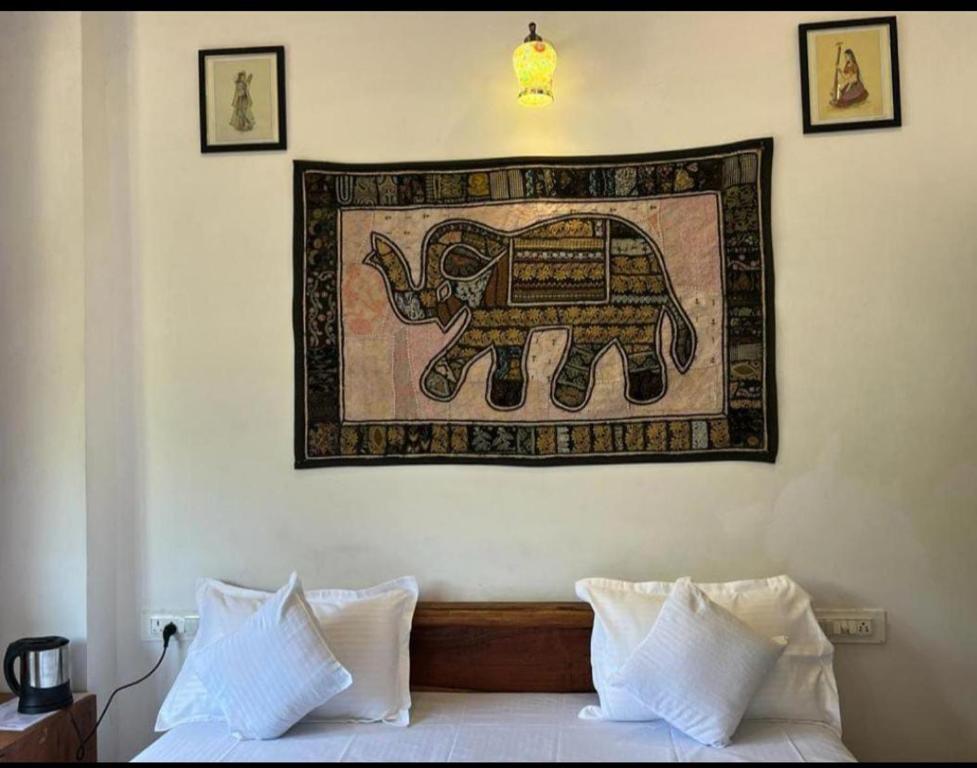 Postel nebo postele na pokoji v ubytování Hotel Pushkar Golden Haveli