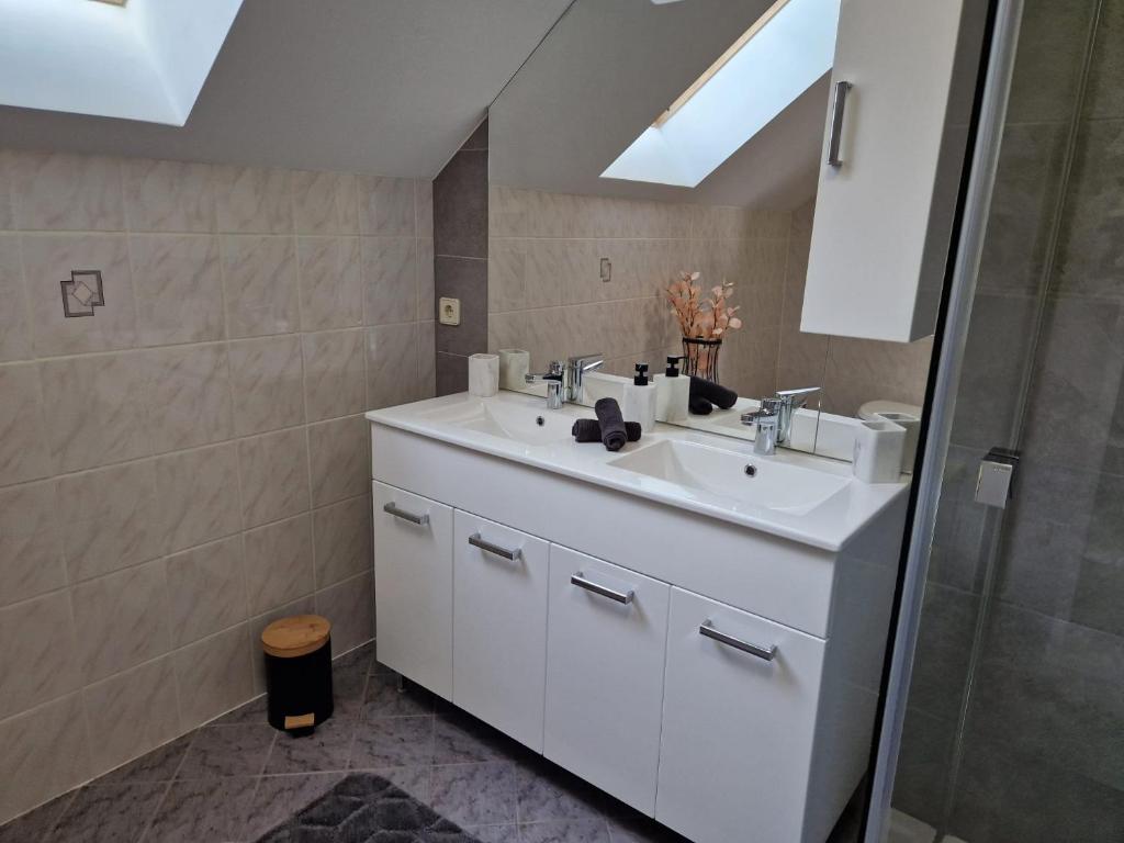 Een badkamer bij Aparts Lakeview -Gerlitzen -Ossiacher See -Ski