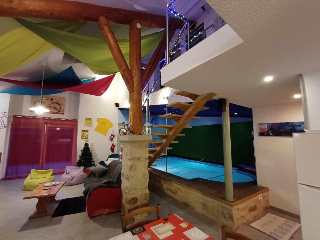 ein Zimmer mit Pool in der Mitte eines Hauses in der Unterkunft Gîte Les Mille Pauses in Fresse