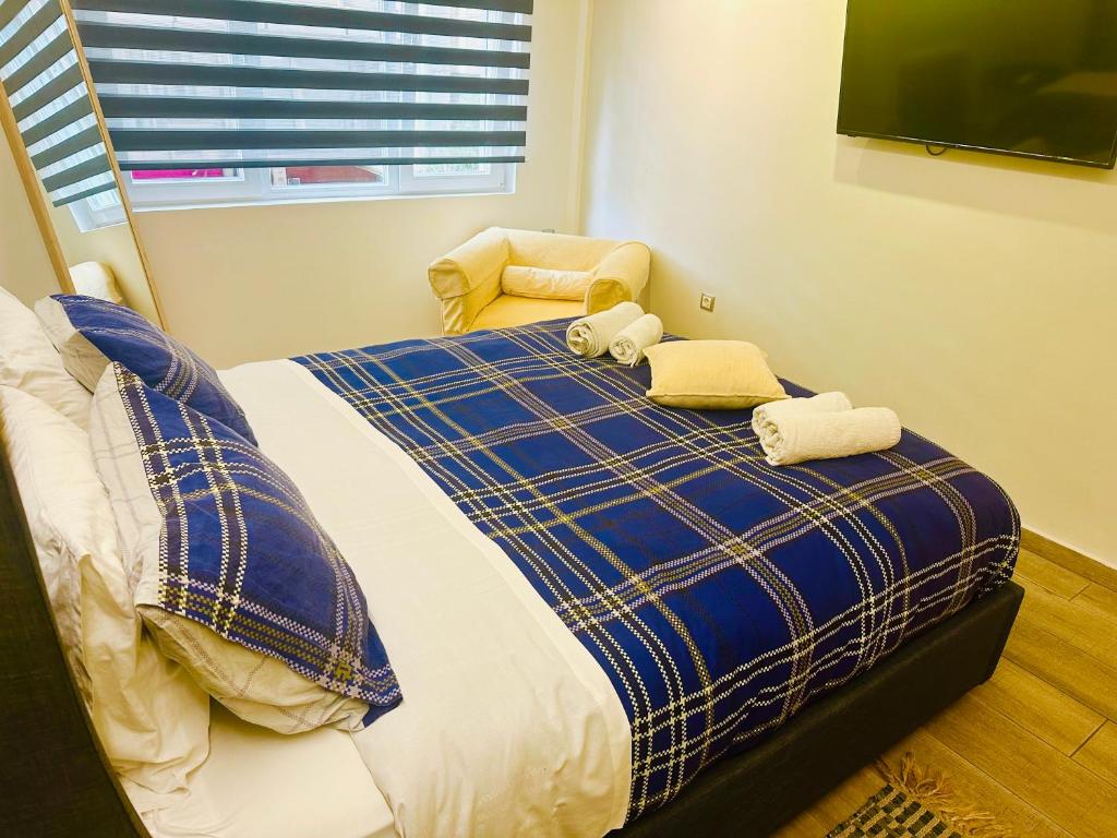 Postel nebo postele na pokoji v ubytování Royal Blue Grand Suite No 1