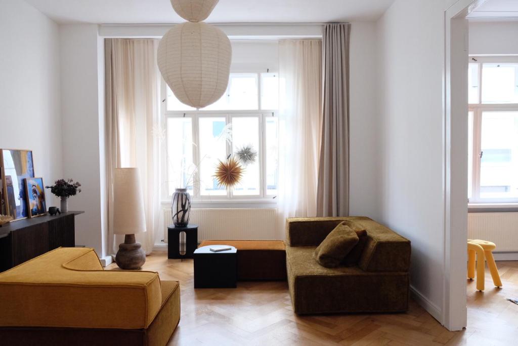 ワイマールにあるDesign Apartments Weimar Altstadtのリビングルーム(ソファ、椅子付)