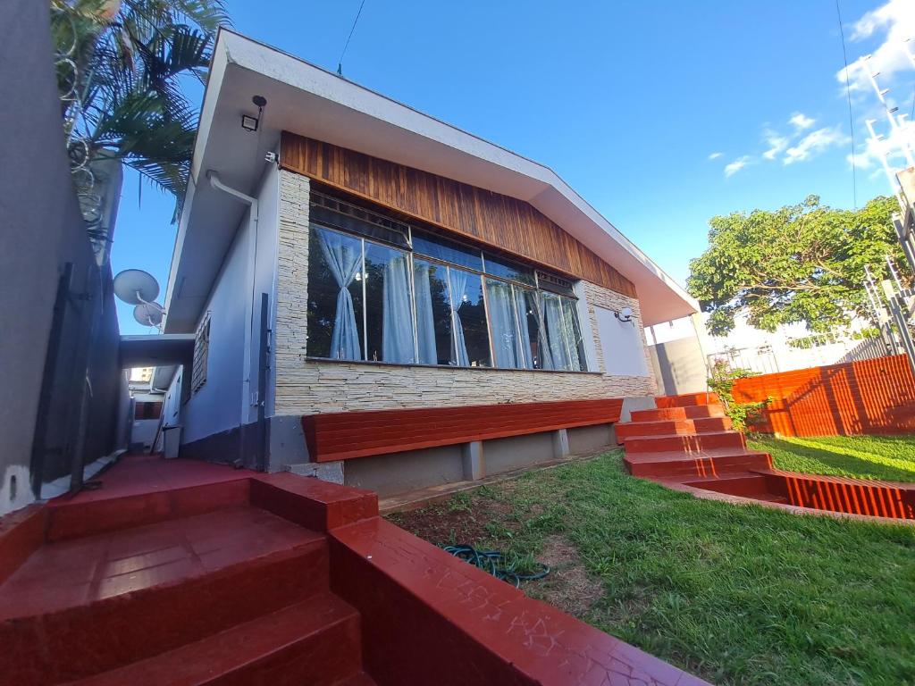 隆德里納的住宿－Quartos em londrina, tv e ventilador，房屋前方设有窗户和楼梯