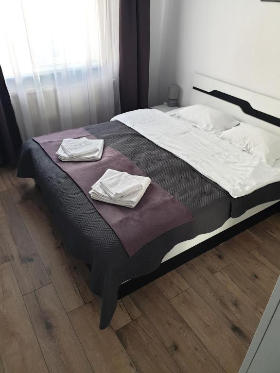a bed with two towels on top of it at Cozy Studio Onesti in Onești