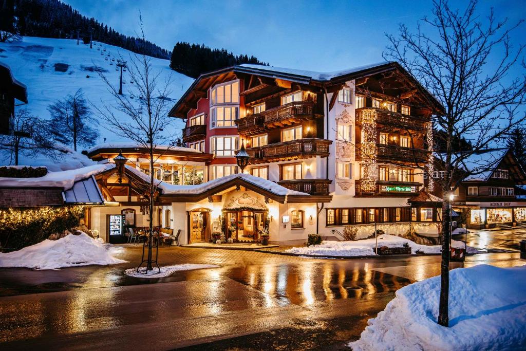 ein großes Gebäude auf einer Straße im Schnee in der Unterkunft Appartement Hotel Garni Alpenstüble in Mittelberg