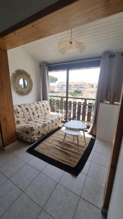 a living room with a couch and a table at Joli T2 proche mer et commodités in La Seyne-sur-Mer