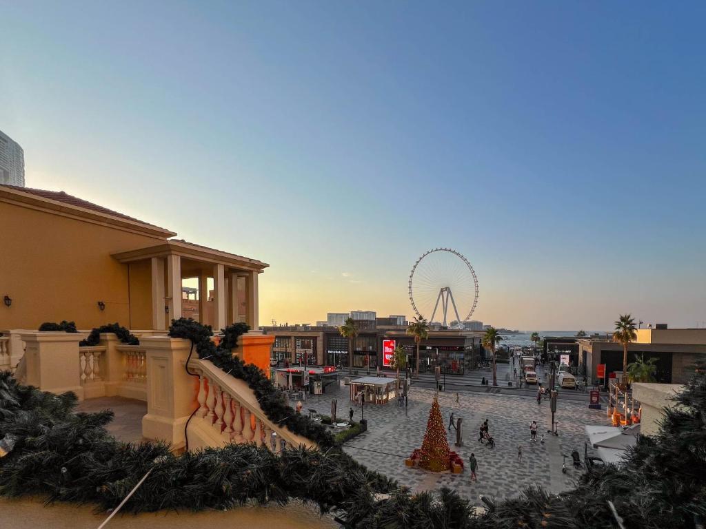 vistas a un parque de atracciones con una noria en Silvana Deluxe Hostel, en Dubái