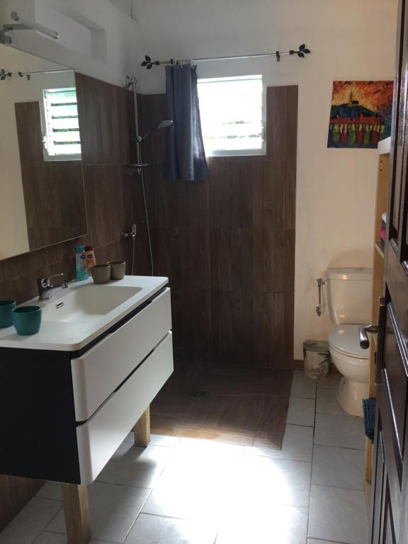 Koupelna v ubytování Noukatchimbe Bungalow avec piscine partagée pour 2 à 4 personnes