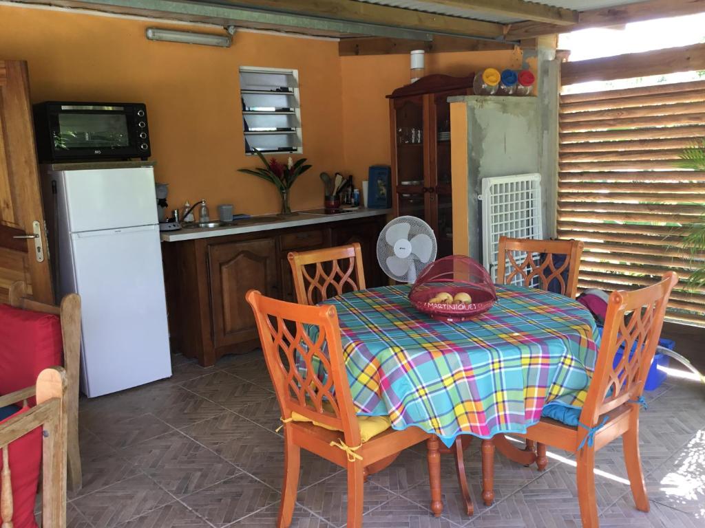 Kuchyň nebo kuchyňský kout v ubytování Noukatchimbe Bungalow avec piscine partagée pour 2 à 4 personnes
