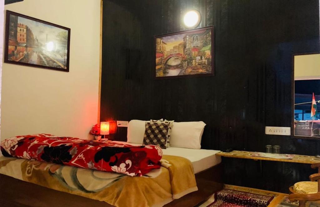 1 dormitorio con 1 cama con pared negra en Solan Regency, en Solan