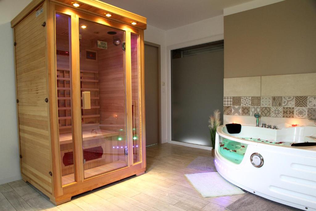 Phòng tắm tại GREEN SPA Sauna Balneo Centre Agen