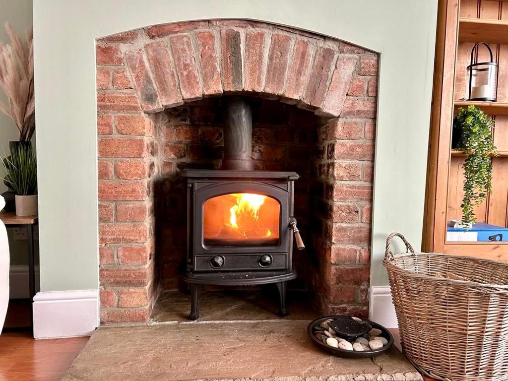 chimenea de ladrillo con estufa en la habitación en Beautiful 3-Bed House in Chester-le-Street, en Chester-le-Street